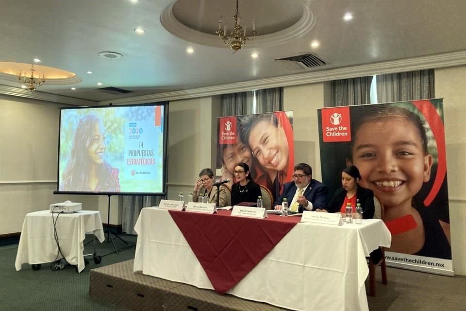 Representantes de la oficina de Save the Children en México en conferencia de prensa.