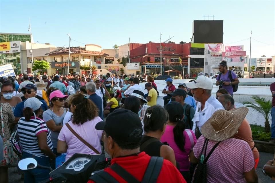 Ayer, damnificados por 'Otis' también cerraron a la circulación vehicular la Costera Miguel Alemán.