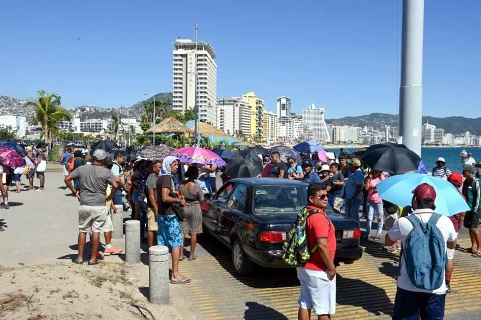 El bloqueo en la principal vía turística del puerto es a la altura del Asta Bandera.