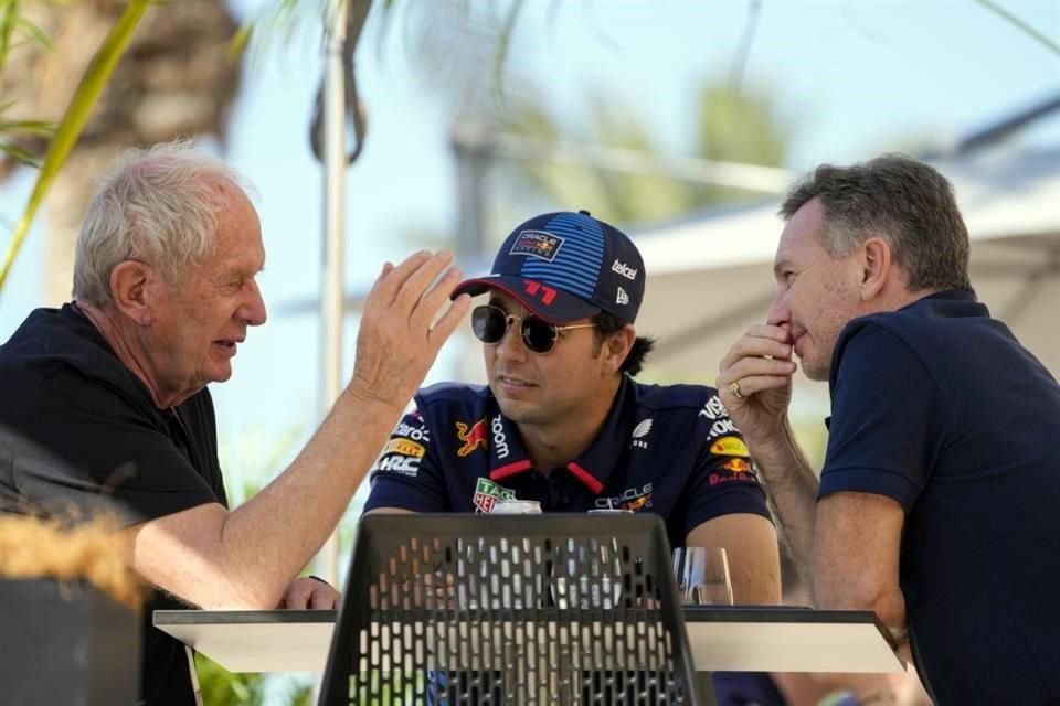 Checo Pérez pudo platicar con Helmut Marko, asesor de Red Bull, y Christian Horner, jefe del equipo.