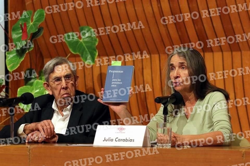 Cuauhtémoc Cárdenas y Julia Carabias, en la presentación del documento elaborado por el Grupo Nuevo Curso de Desarrollo, de la UNAM.