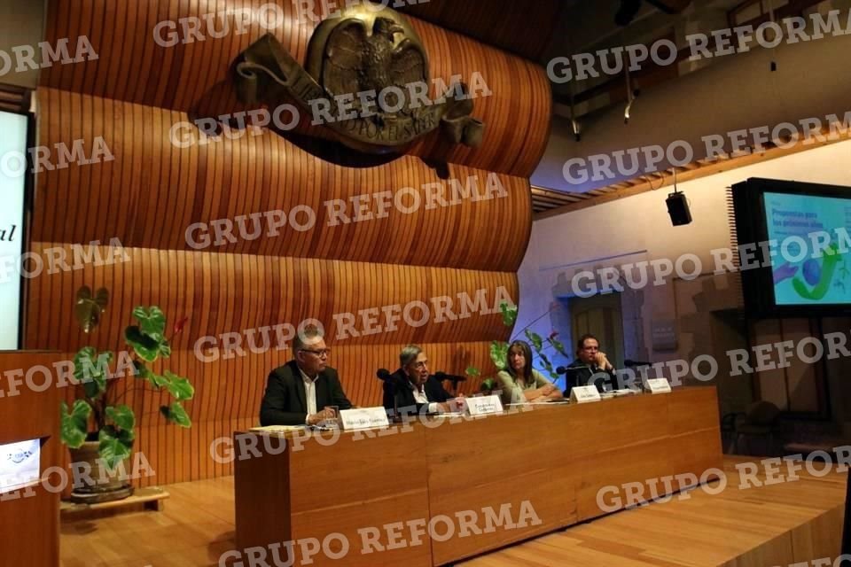 La presentación del documento del Grupo Nuevo Curso de Desarrollo se llevó a cabo en El Colegio Nacional.