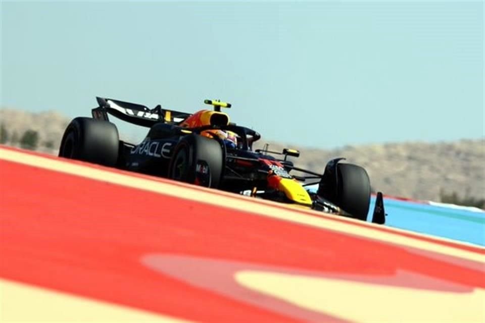 Sergio Pérez y el RB20 no mostraron compatibilidad en su primer encuentro en la pista y el mexicano quedó en quinto lugar en primer test.