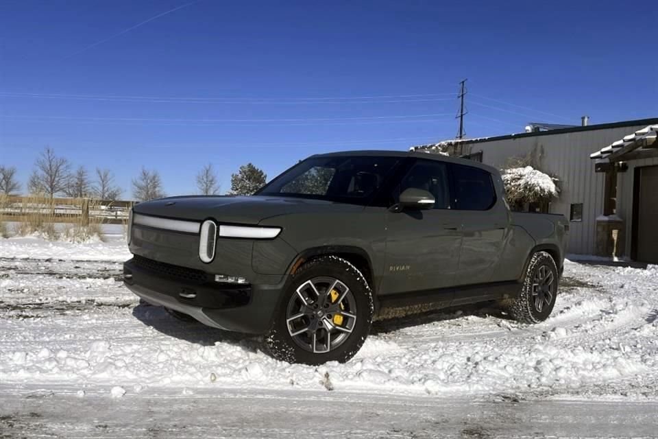 Rivian construye la camioneta R1T y el vehículo utilitario deportivo R1S. También fabrica una furgoneta de reparto eléctrica a batería para uso comercial.