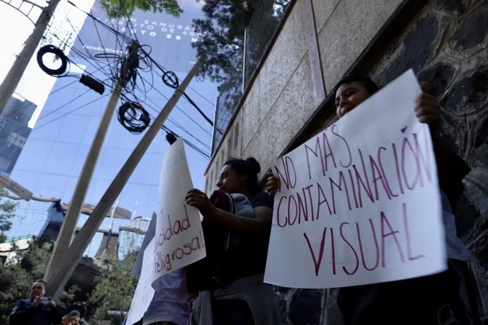 El grupo solicitó el retiro de la publicidad en un muro ciego.