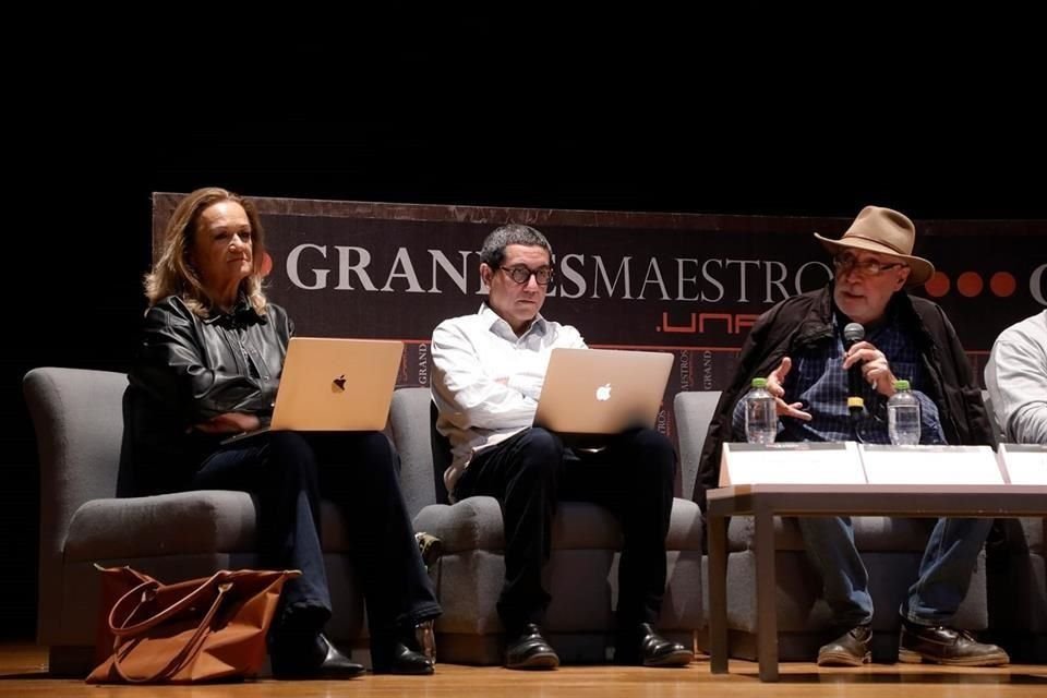 La charla, enmarcada en el centenario del filósofo Ramón Xirau, fue moderada por el poeta y activista Javier Sicilia (al  micrófono).