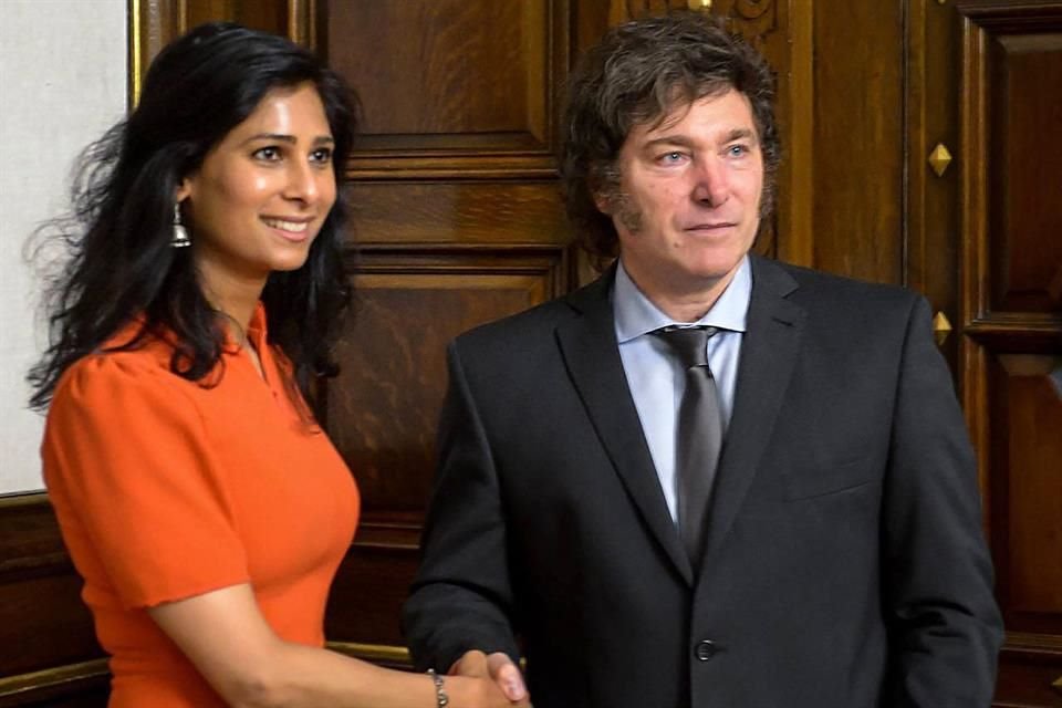 El Presidente de Argentina, Javier Milei, y la subdirectora gerente del Fondo Monetario Internacional, Gita Gopinath, en la Casa Rosada en Buenos Aires.