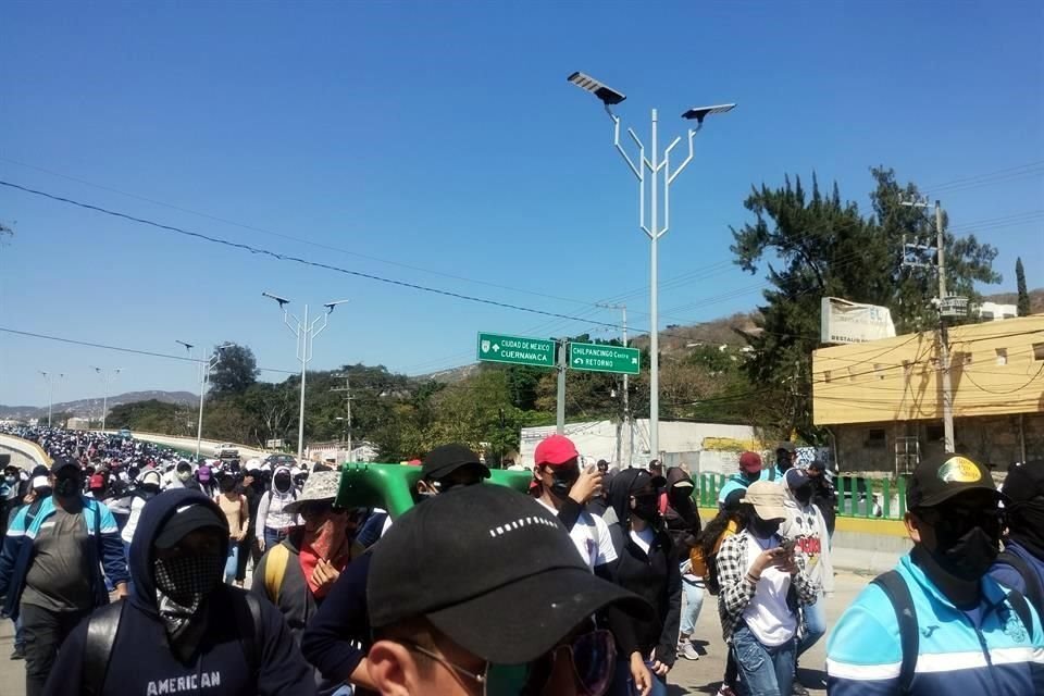 Los jóvenes exigen la liberación de 30 estudiantes detenidos por la Guardia Nacional en Acapulco.