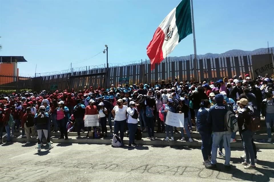 Los inconformes también realizaron una manifestación afuera del Palacio de Gobierno.