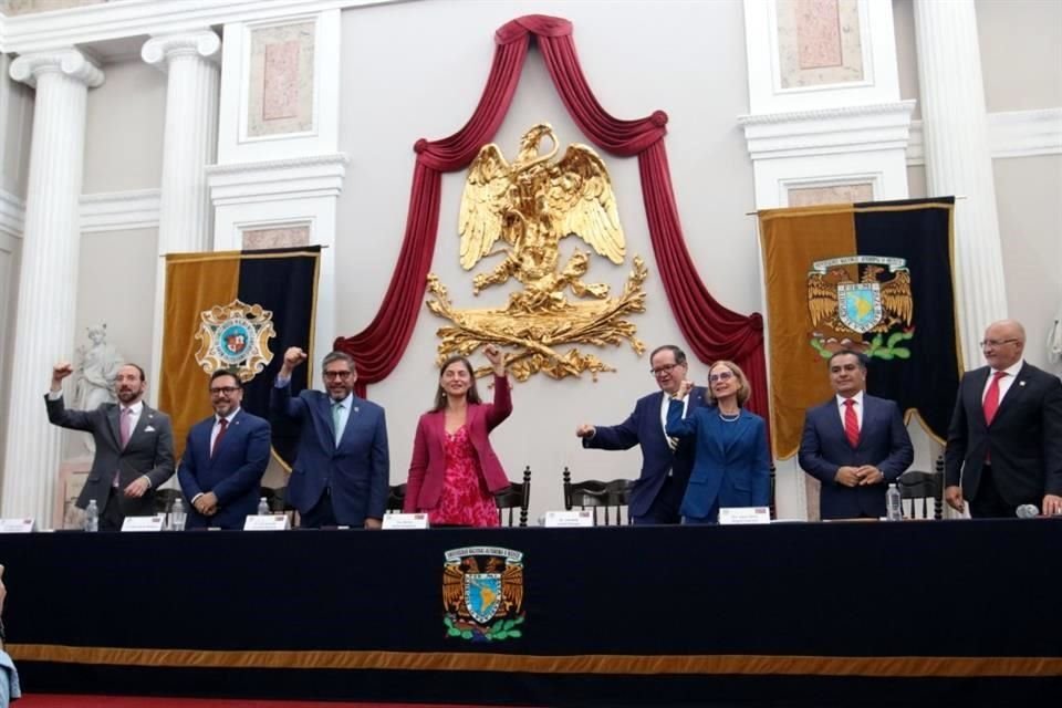 Como ya es tradición, un 'Goya...' entonado por funcionarios e invitados signó el arranque de la Feria Internacional del Libro del Palacio de Minería.