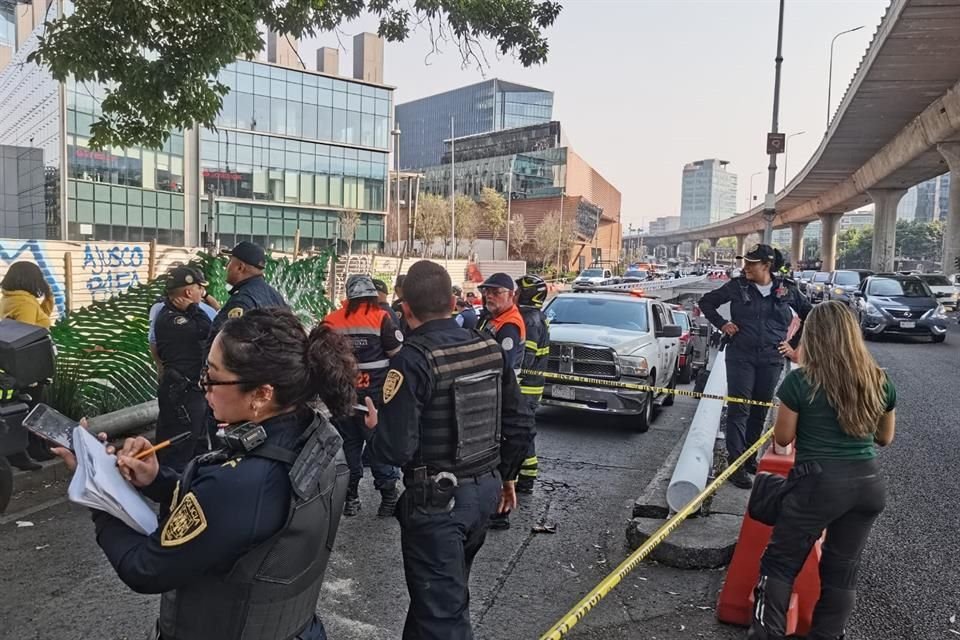 Cuando intentó maniobrar, según testigos, el BMW cayó unos 5 metros a una zona en donde se realizan obras de mitigación de la plaza comercial.