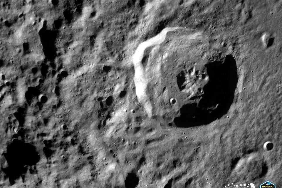 El módulo de aterrizaje lunar de clase Nova-C de Intuitive Machines, Odysseus, aterrizó en la Luna, cerca del polo sur.