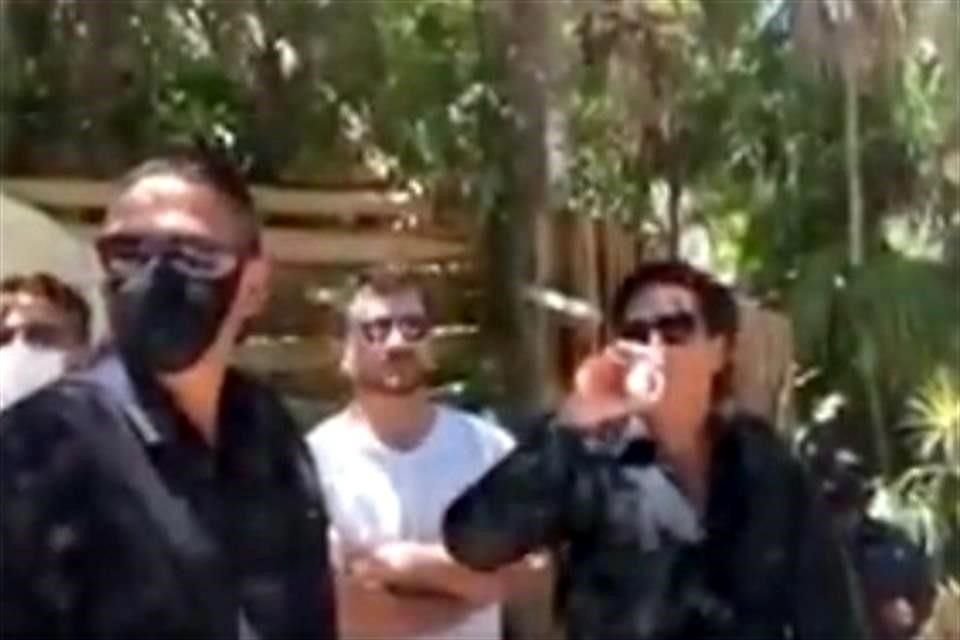 En redes sociales circulan videos de 2021 año en los que el ahora candidato es captado acompañando un operativo de la Policía Municipal de Tulum y ordenando el desalojo.