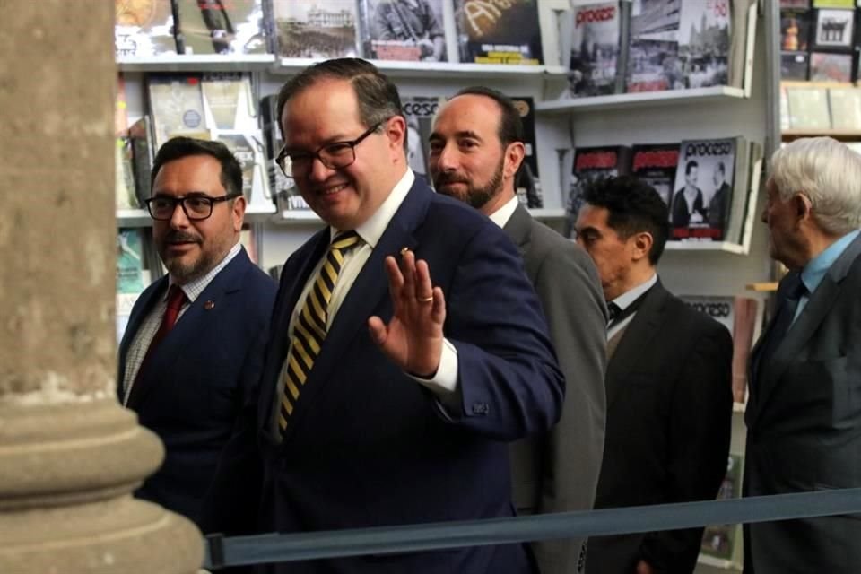 El Rector de la UNAM,  Leonardo Lomelí, realizó un recorrido por la Feria Internacional del Libro del Palacio de Minería tras la ceremonia de inauguración.