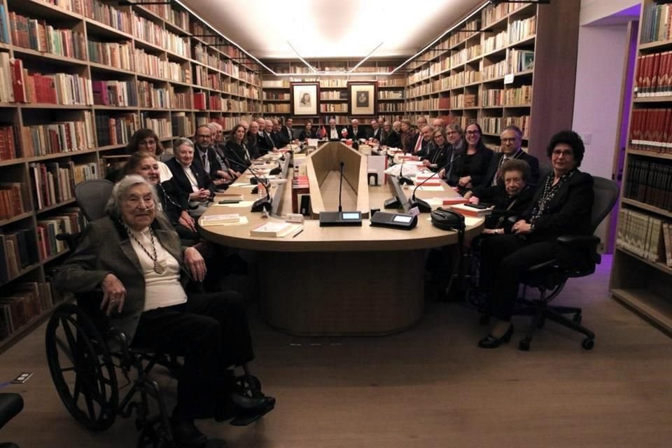 Miembros de la AML durante una sesión plenaria, la primera en la nueva sede. Al frente, en silla de ruedas, Margit Frenk, de 98 años.