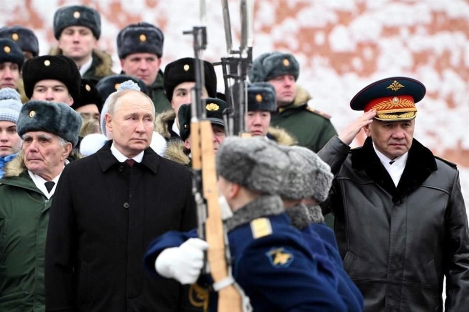 El Presidente Vladimir Putin, acompañado por el ministro de Defensa Sergei Shoigu, asiste a una ceremonia para conmemorar el Día del Defensor de la Patria.