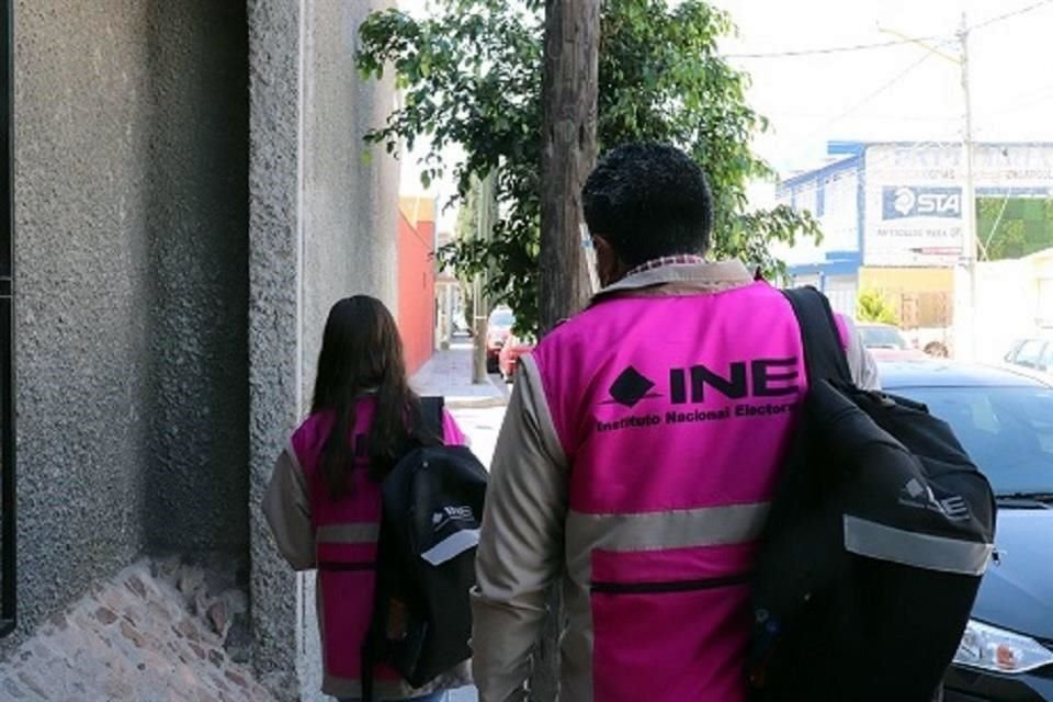 En la publicidad del INE los capacitadores aparecen con uniforme, pero la mayoría no cuenta con este.