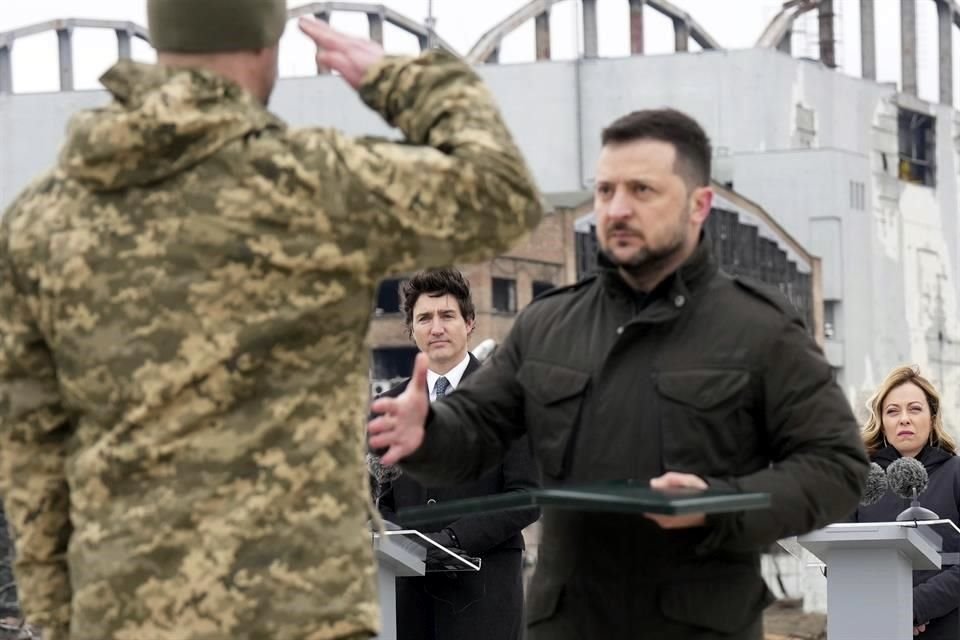 En el mismo acto, Zelensky entregó unas medallas a soldados en el aeropuerto de Gostomel, atacado por Rusia en los primeros días de la invasión en febrero de 2022.