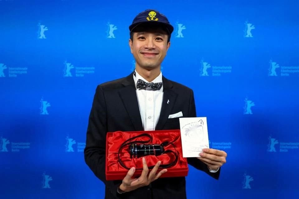 Pham Ngoc Lan (2ndR) posa con el premio GWFF a la mejor ópera prima, por 'Cu li Never Cries' (Cu Li Khong Bao Gio Khoc) entre bastidores.