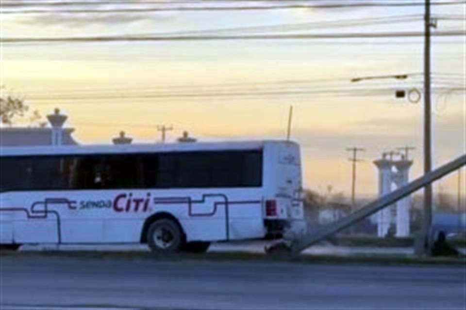 El primer daño a los postes ocurrió en la Carretera a Monterrey, frente de la gasolinera que está antes de llegar a la Brecha El Berrendo, entrada al fraccionamiento Privadas de la Hacienda.