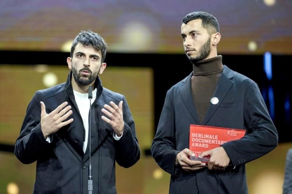 El palestina Basel Adra (derecha) y el israelí Yuval Abraham reciben el premio documental por 'No other land' en el Festival Internacional de Cine Berlinale.