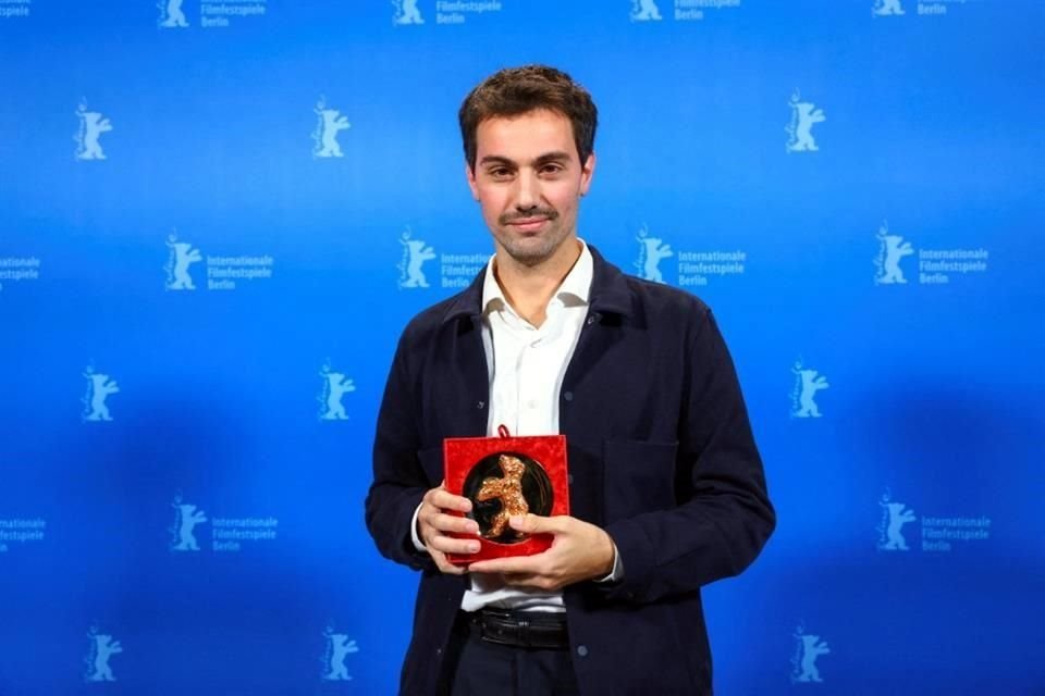 El cineasta Francisco Lezama posa con el Oso de Oro al mejor cortometraje por 'Un movimiento extraño' entre bastidores durante la entrega de premios.