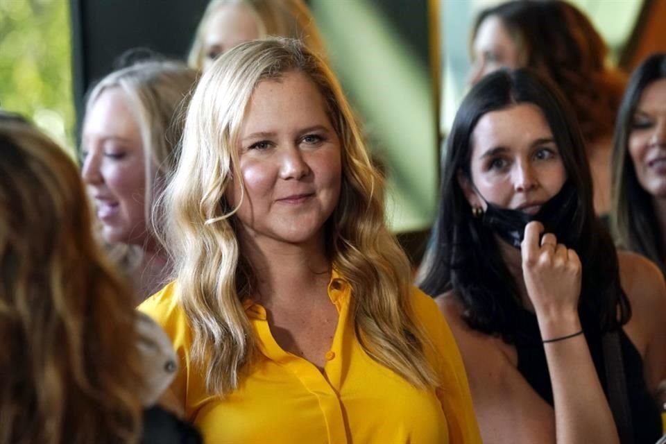 La actriz Amy Schumer reveló que tiene síndrome de Cushing, lo que le ocasiona aumento de peso en la cara y cuerpo.