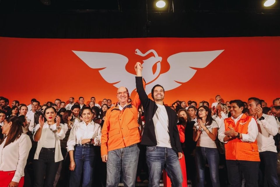 Jorge Álvarez Máynez rindió protesta como candidato presidencial de MC ante la dirección del partido en el WTC de la CDMX.