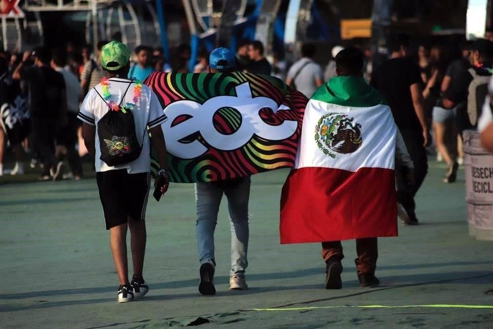 Los asistentes fueron bien equipados, hasta con banderas de México.