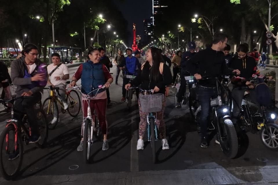 Personas disfrutaron del primer paseo nocturno del año, el cual fue conmemorativo por el Día del Amor y la Amistad.