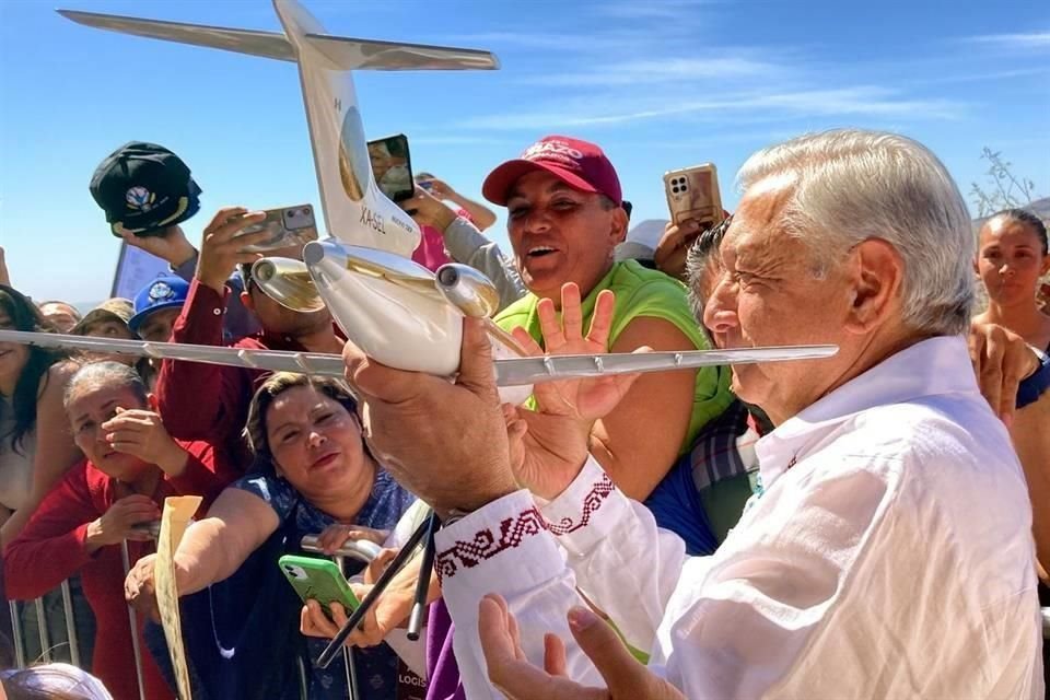 El presidente recibió una réplica de un avión de Mexicana, en su gira por Cajeme.