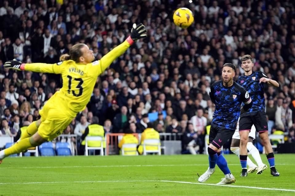 Orjan Nyland fue factor para el Sevilla al sacarle dos ocasiones claras a Vinícius Jr en el partido.