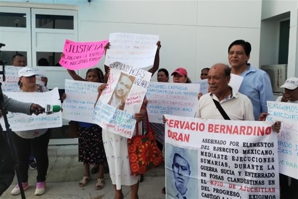 Los manifestantes protestaron adentro de las instalaciones de la FGE en Chilpancingo para pedir una audiencia con la Fiscal Sandra Luz Valdovinos Salmerón.