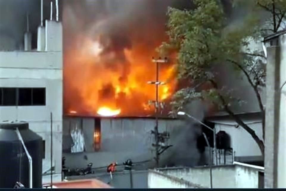 Vecinos de la calle Antonio Rodríguez y Rafael Solana, en BJ, fueron evacuados luego que bomberos acudieron a sofocar un incendio en una bodega de solventes.