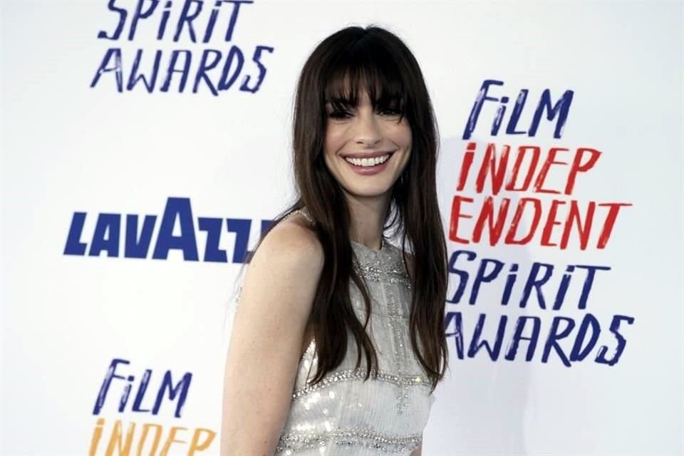 Anne Hathaway, siempre muy sonriente.