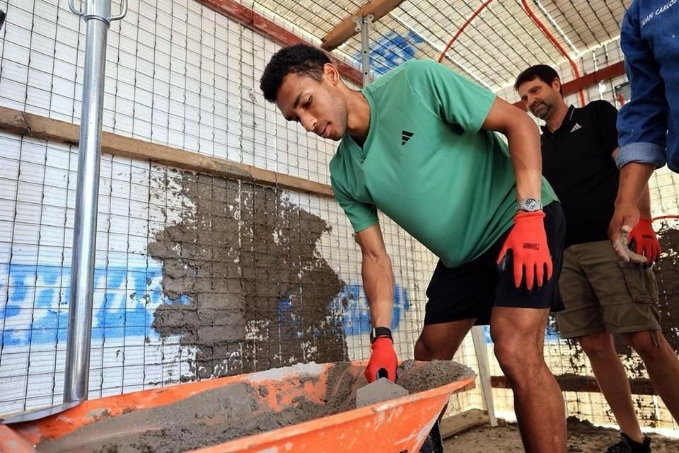 Félix Auger-Aliassime no dudó en tomar la cuchara y colaborar a la causa.