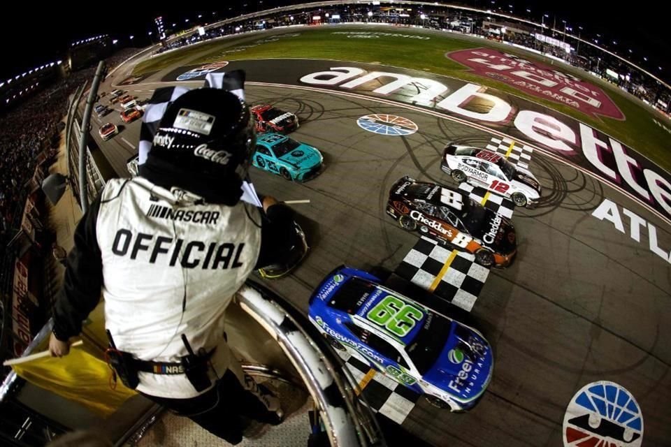 El cierre de fotografía de los pilotos Suárez, Kyle Busch (8) y Ryan Blaney (12).