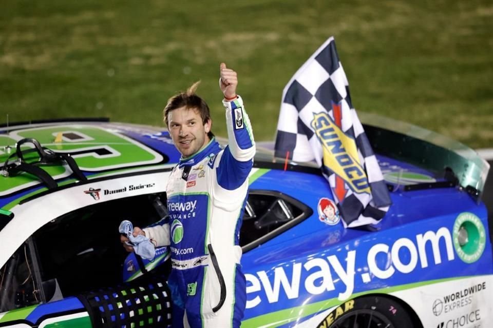 Daniel Suárez saluda a la distancia a aficionados en el Atlanta Motor Speedway.