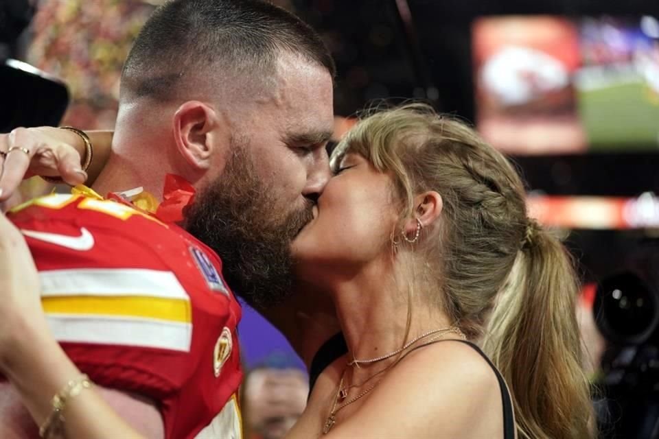 Según algunos expertos, Taylor Swift debe proteger su marca de los errores de comportamiento de su actual pareja, Travis Kelce.