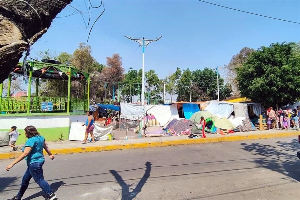 De acuerdo con los vecinos, las personas se encuentran en situación precaria por la falta de agua y las altas temperaturas.