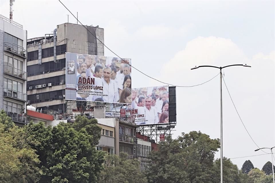 Omisión de Morena por informar quién paga anuncios, bardas y demás propaganda podría costarle una multa por 23 millones 241 mil 536 pesos.