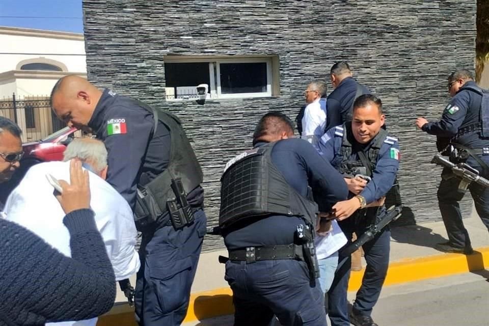 Policías municipales de Cd. Juárez reprimieron una protesta contra el Edil morenista Cruz Pérez Cuéllar.