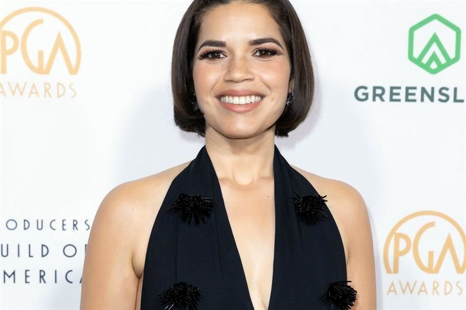 America Ferrera llegó a la gala para representar al equipo de 'Barbie'.