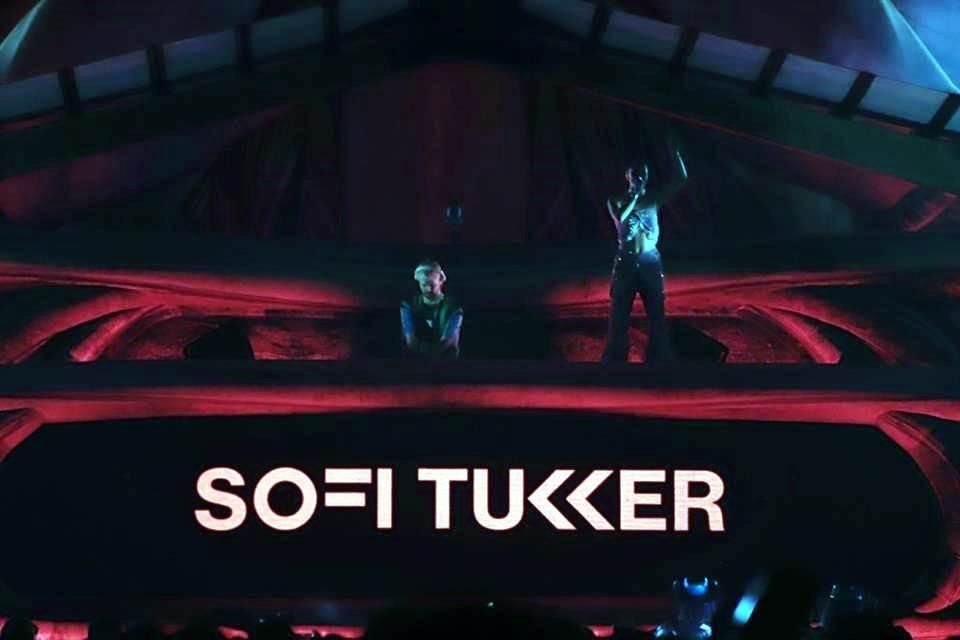 Sofi Tukker puso a bailar a los miles de asistentes con su set.