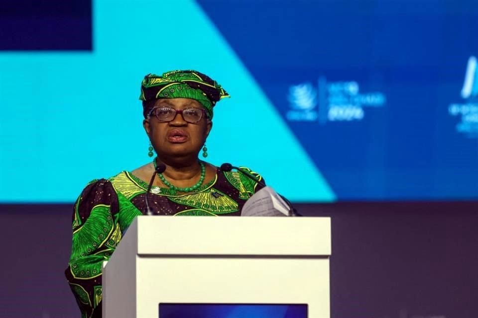 Okonjo-Iweala, de 70 años, exministra de Finanzas de Nigeria, hizo historia al convertirse en la primera mujer africana en ser jefa del organismo comercial de 30 años en 2021.