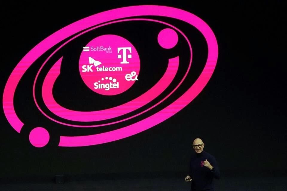 Tim Hoettges, CEO de Deutsche Telekom AG, da una conferencia en el Mobile World Congress (MWC) de Barcelona.