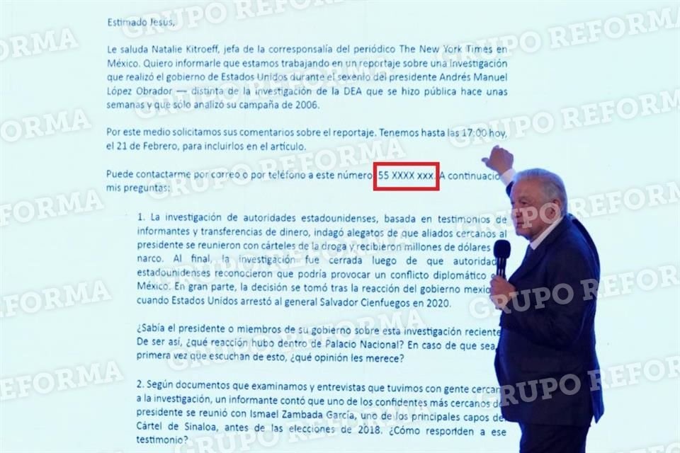 Andrés Manuel López Obrador exhibió segundos después una nueva versión del documento con el número de la periodista incompleto.