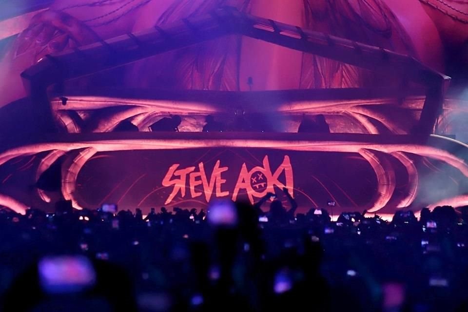 Steve Aoki se despidió con un grito de '¡Viva México cabrones!'.