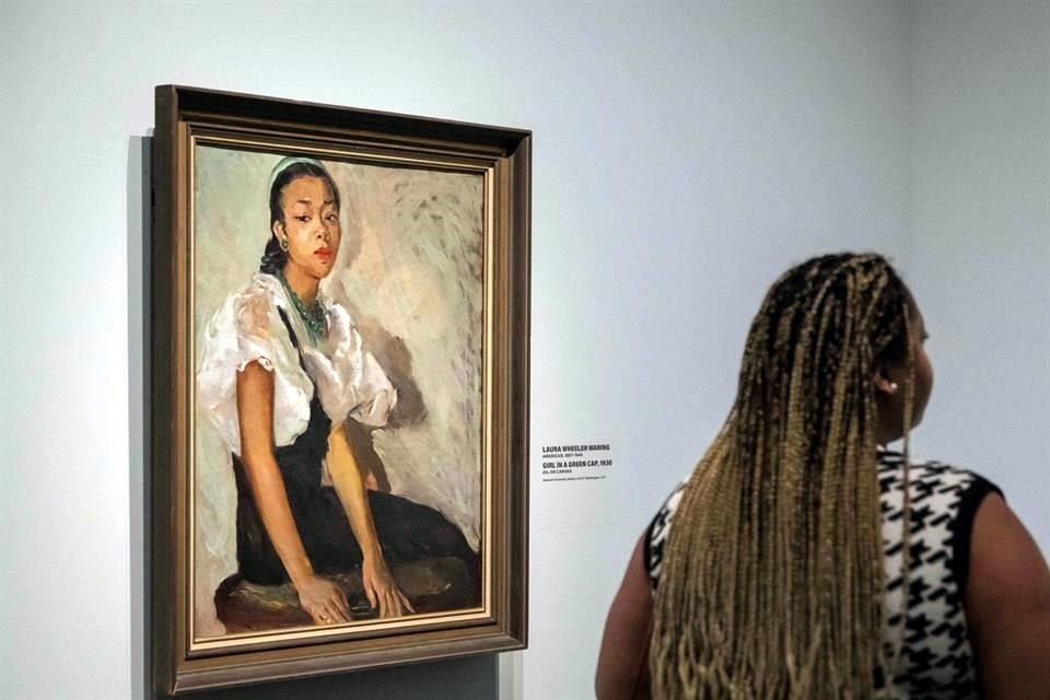 Algunas piezas fueron prestadas por familiares de los artistas, como los cuadros de Laura Wheeler Waring, tía abuela de Madeline Murphy Rabb, quien conservó su obra. En la imagen 'Girl in Green Cap'.