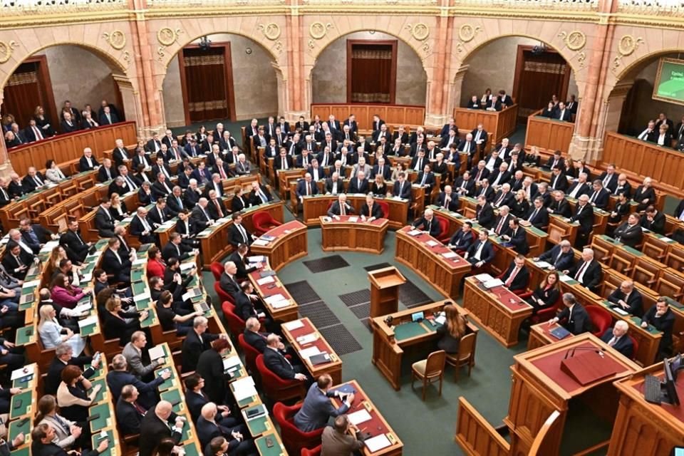 Vista general del Parlamento ucraniano durante una votación para ratificar la entrada de Suecia a la OTAN.